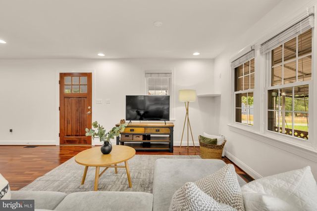 8604 WOODLAWN CT, Alexandria, VA 22309