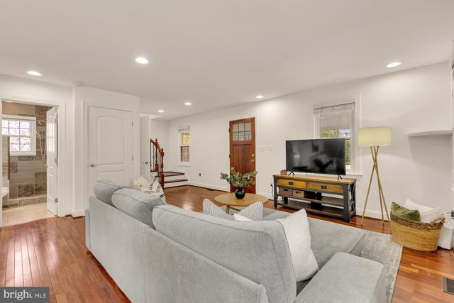 8604 WOODLAWN CT, Alexandria, VA 22309