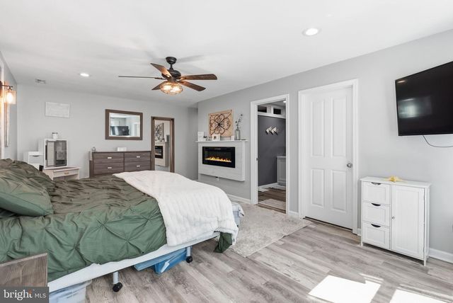 32 ORCHARD LN, Levittown, PA 19055