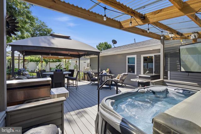 32 ORCHARD LN, Levittown, PA 19055