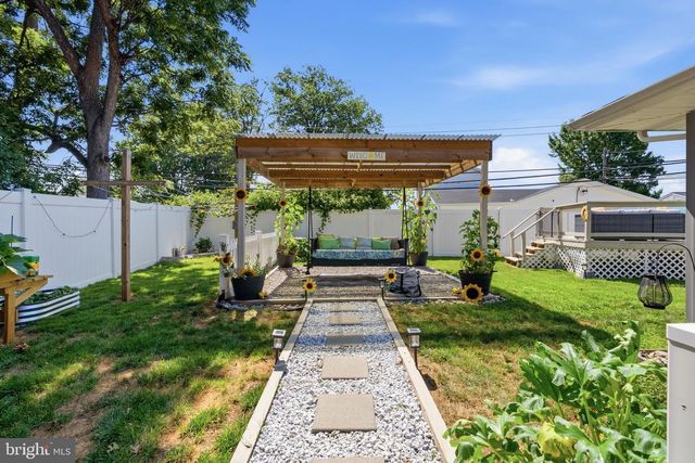 32 ORCHARD LN, Levittown, PA 19055