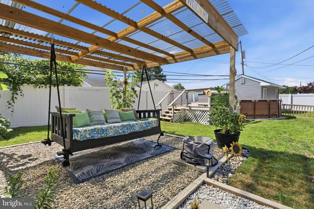 32 ORCHARD LN, Levittown, PA 19055