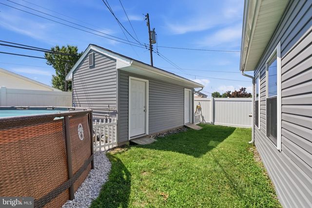 32 ORCHARD LN, Levittown, PA 19055