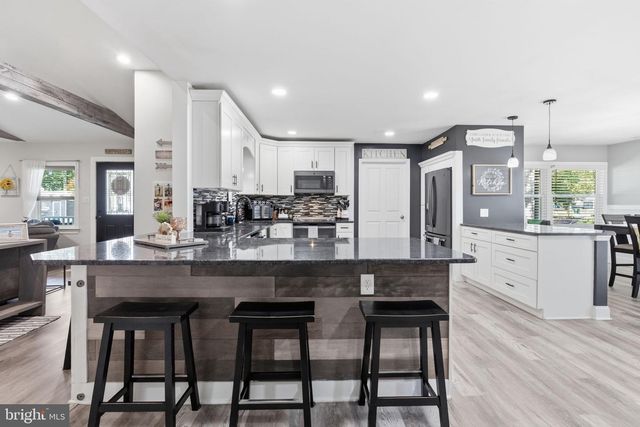 32 ORCHARD LN, Levittown, PA 19055