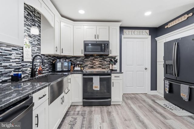32 ORCHARD LN, Levittown, PA 19055