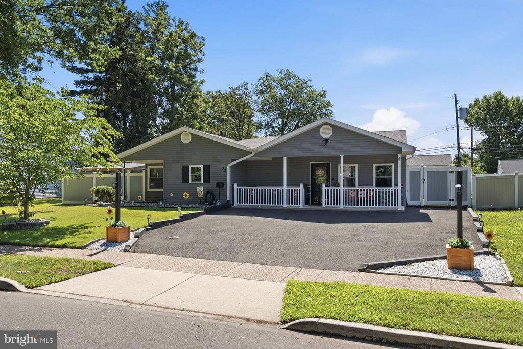 32 ORCHARD LN, Levittown, PA 19055