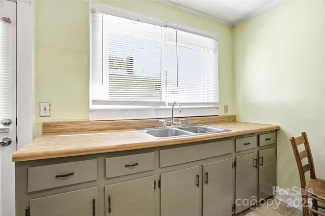 116 E Boston Avenue, Bessemer City, NC 28016