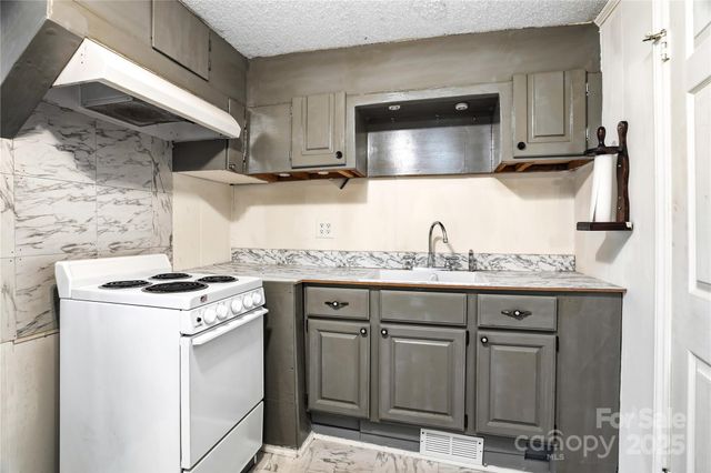 116 E Boston Avenue, Bessemer City, NC 28016