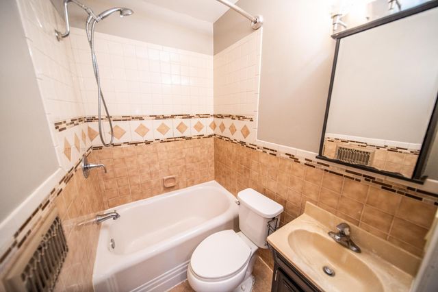 1228 4th St NE, Rochester, MN 55906