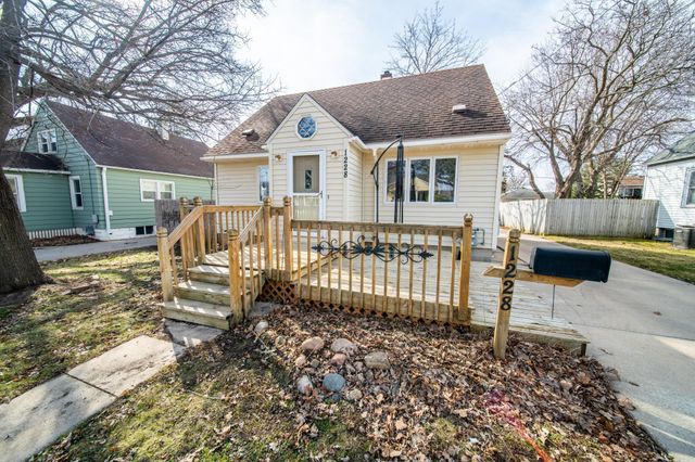 1228 4th St NE, Rochester, MN 55906