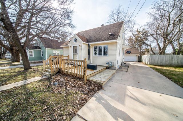 1228 4th St NE, Rochester, MN 55906