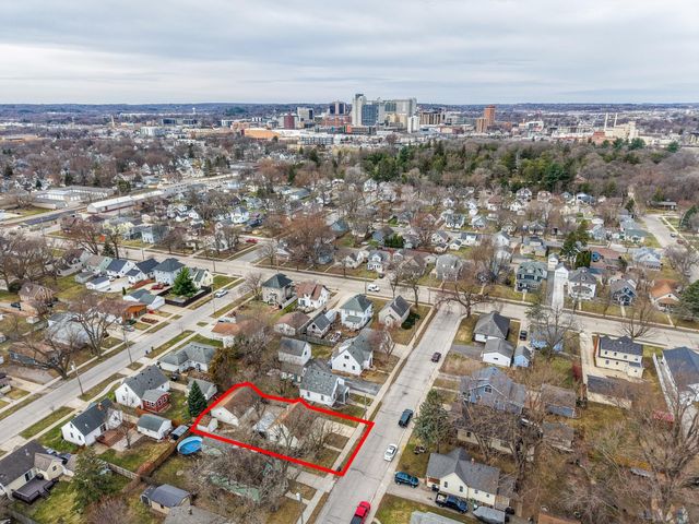 1228 4th St NE, Rochester, MN 55906