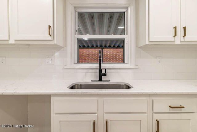 8607 Moody Rd, Louisville, KY 40219