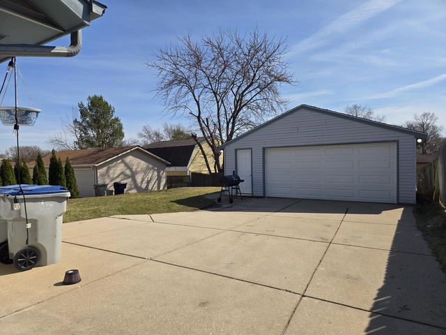 9325 W Darnel AVENUE, Milwaukee, WI 53224