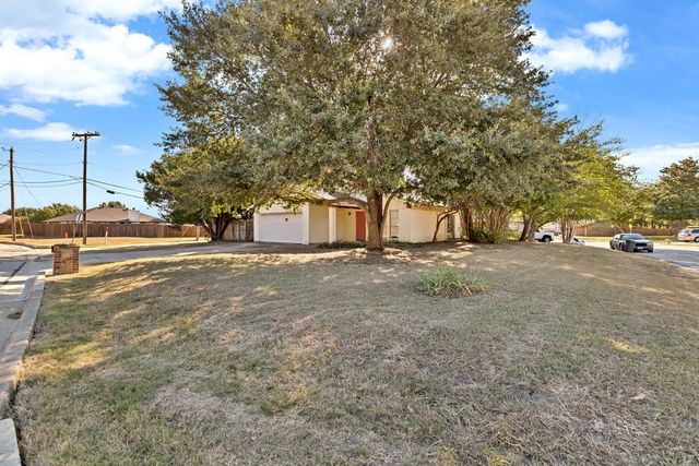 845 Willow Circle N, Burleson, TX 76028