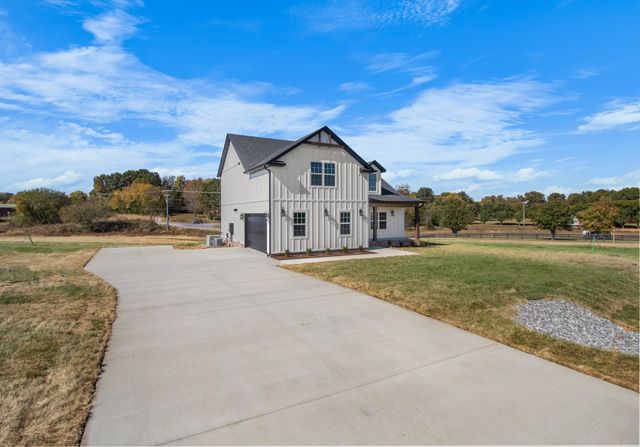 1066 Indian Creek, Cumberland Furnace, TN 37051