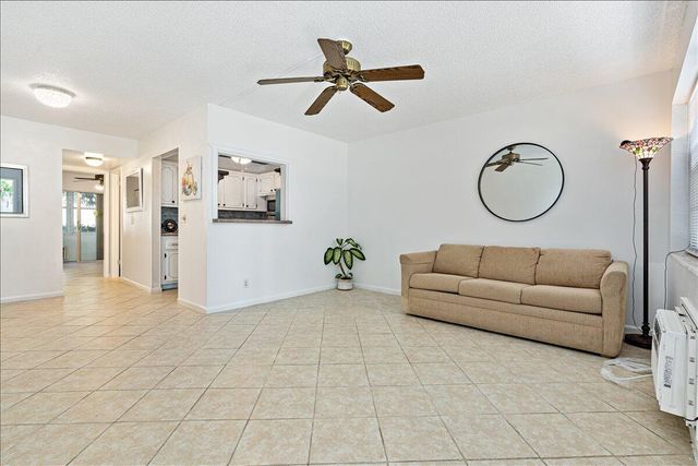 98 Cambridge E, West Palm Beach, FL 33417
