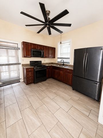 6018 S Eberhart Avenue, Chicago, IL 60637