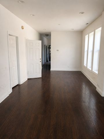 6018 S Eberhart Avenue, Chicago, IL 60637