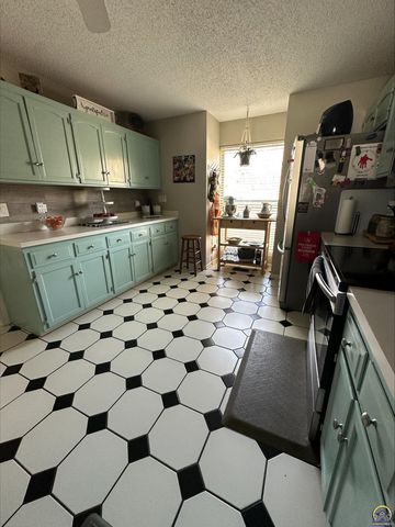 98 SW Pepper Tree LN, Topeka, KS 66611