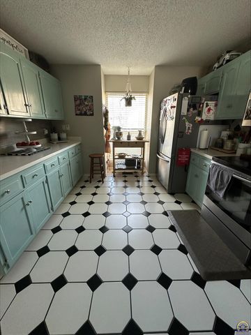 98 SW Pepper Tree LN, Topeka, KS 66611
