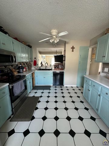 98 SW Pepper Tree LN, Topeka, KS 66611