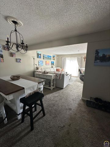 98 SW Pepper Tree LN, Topeka, KS 66611