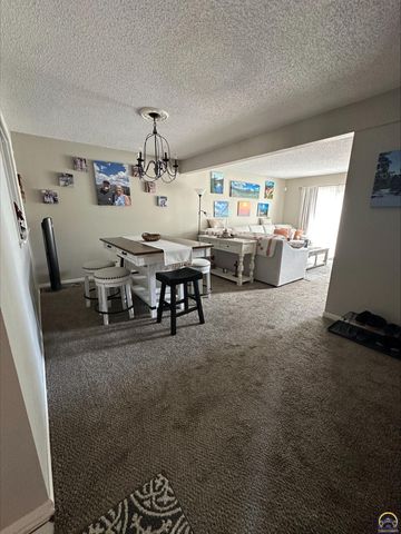 98 SW Pepper Tree LN, Topeka, KS 66611