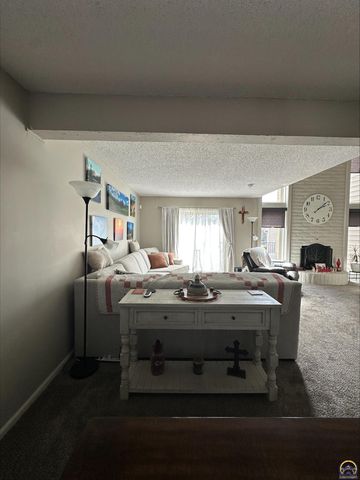 98 SW Pepper Tree LN, Topeka, KS 66611