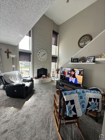 98 SW Pepper Tree LN, Topeka, KS 66611