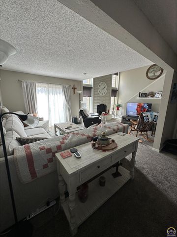98 SW Pepper Tree LN, Topeka, KS 66611