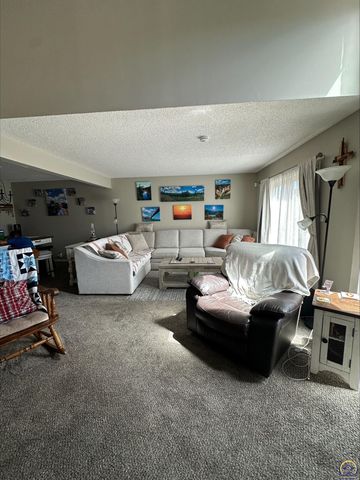 98 SW Pepper Tree LN, Topeka, KS 66611