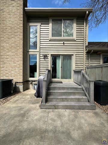 98 SW Pepper Tree LN, Topeka, KS 66611