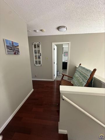 98 SW Pepper Tree LN, Topeka, KS 66611