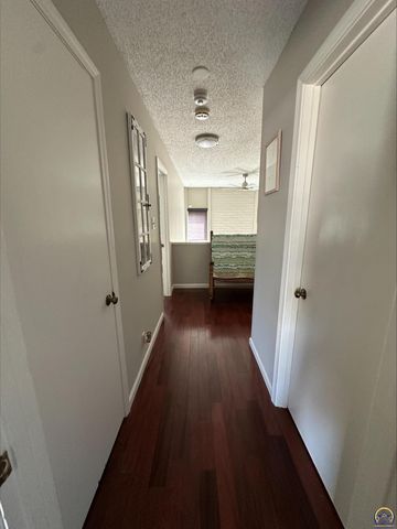 98 SW Pepper Tree LN, Topeka, KS 66611