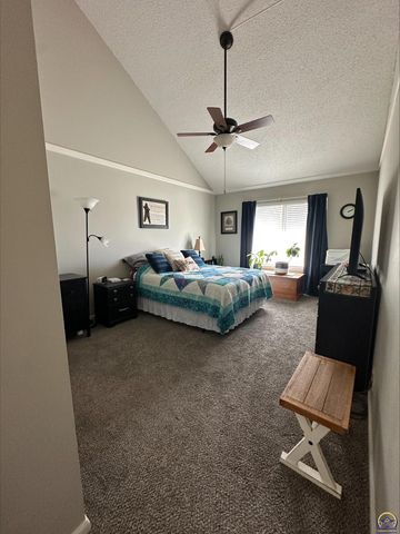 98 SW Pepper Tree LN, Topeka, KS 66611