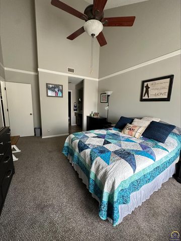 98 SW Pepper Tree LN, Topeka, KS 66611