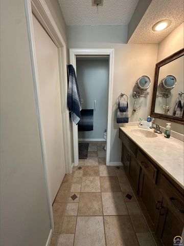 98 SW Pepper Tree LN, Topeka, KS 66611