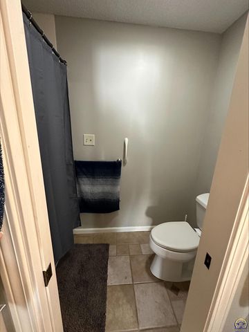 98 SW Pepper Tree LN, Topeka, KS 66611