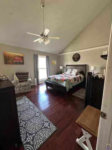 98 SW Pepper Tree LN, Topeka, KS 66611