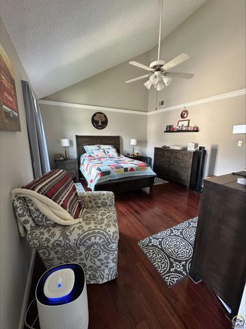 98 SW Pepper Tree LN, Topeka, KS 66611