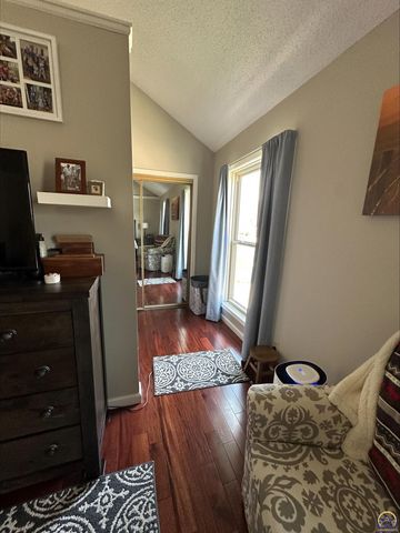 98 SW Pepper Tree LN, Topeka, KS 66611