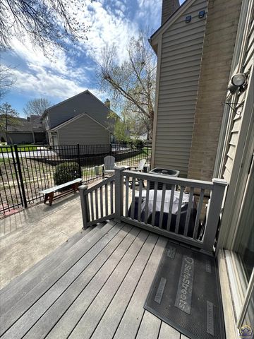 98 SW Pepper Tree LN, Topeka, KS 66611