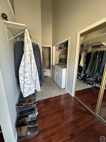 98 SW Pepper Tree LN, Topeka, KS 66611