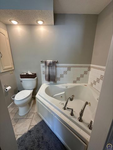 98 SW Pepper Tree LN, Topeka, KS 66611
