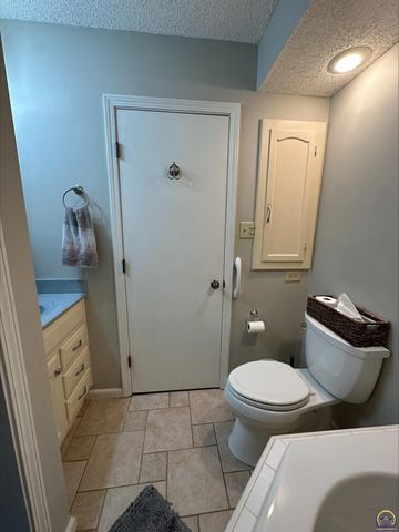 98 SW Pepper Tree LN, Topeka, KS 66611