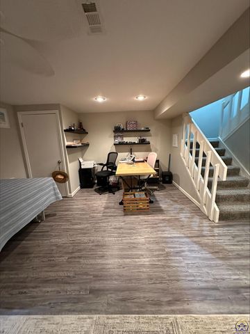 98 SW Pepper Tree LN, Topeka, KS 66611