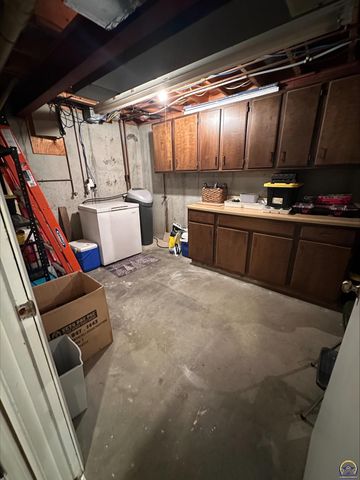 98 SW Pepper Tree LN, Topeka, KS 66611