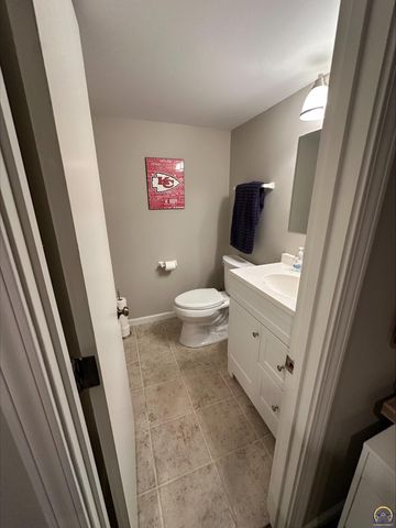 98 SW Pepper Tree LN, Topeka, KS 66611