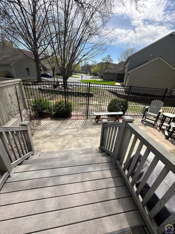 98 SW Pepper Tree LN, Topeka, KS 66611
